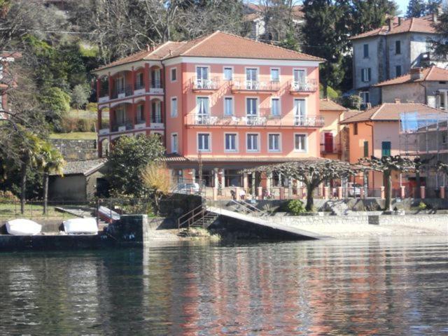 Albergo Riva Рено-ди-Леджуно Экстерьер фото