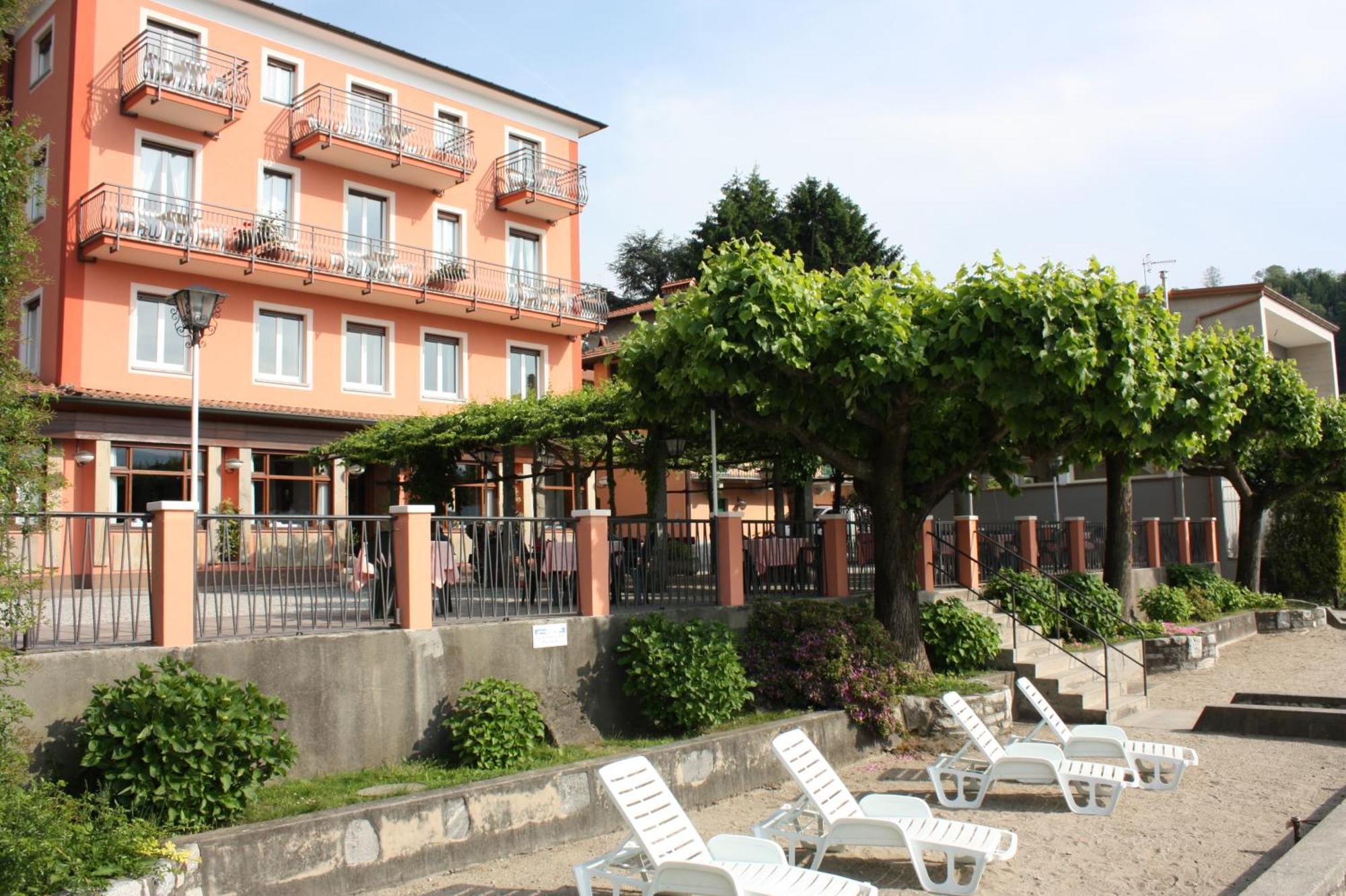 Albergo Riva Рено-ди-Леджуно Экстерьер фото