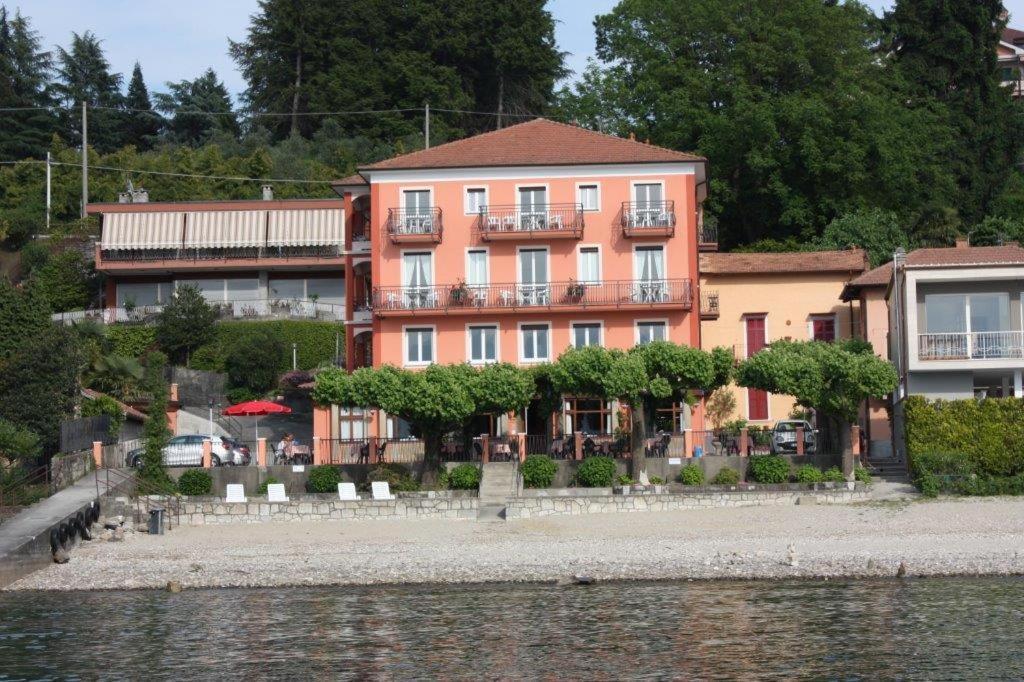 Albergo Riva Рено-ди-Леджуно Экстерьер фото
