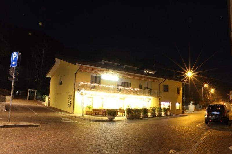 Albergo Riva Рено-ди-Леджуно Экстерьер фото